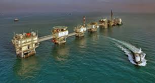 تفاصيل إيقاف أعمال الإنشاء في حقل نفطي بين السعودية والكويت