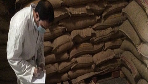 ضبط طن تمور متعفنة و20 ألف عبوة غذائية منتهية الصلاحية