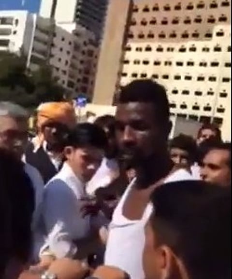 بالفيديو.. الإطاحة بمقيم سرق 125 ألف ريال من آسيوي