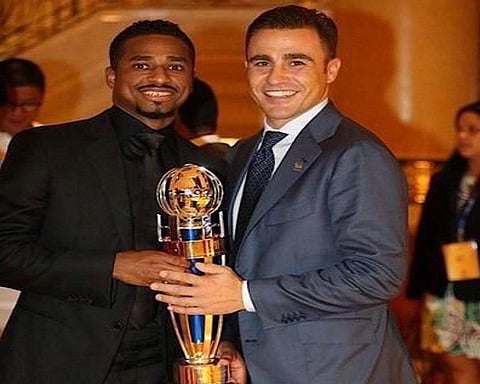 الإيطالي "كانافارو" يهنئ "الشمراني" بجائزة أفضل لاعب آسيوي