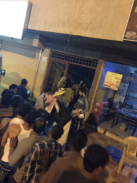 15 متطوعاً يوزعون كسوة الشتاء على ألف عامل بأبها