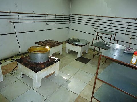 إتلاف 920 كيلوجراماً من مواد غذائية فاسدة بالأحساء