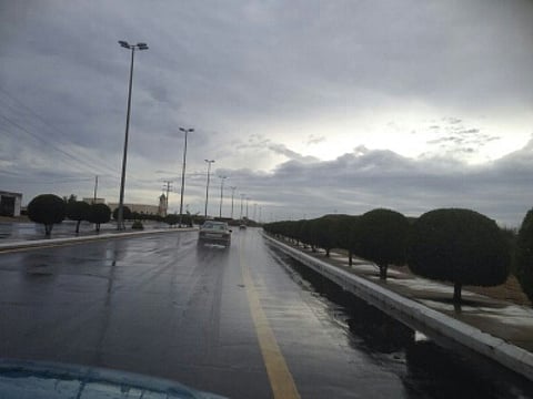 أمطار غزيرة على سواحل تبوك تسيل الأودية والشعاب