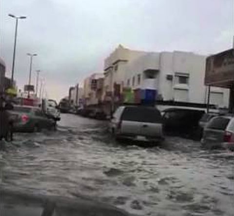 شاهد.. طفل ينتقد شوارع تبوك بعد هطول الأمطار