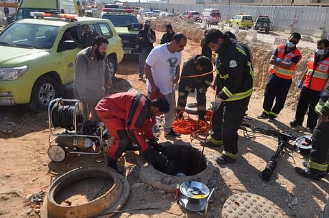 بالصور.. انتشال جثة وافد إفريقي سقط في حفرة صرف بجامعة "الإمام"