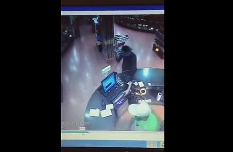 الإطاحة بعصابة المقنعين الأربعة بعد سطوهم المسلح على محلات بالرياض