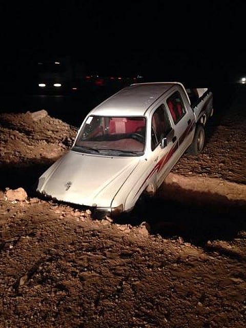 حفرة تَرَكَها مقاول فاصطادت مواطناً بمركبته.. وعناية الله أنقذته