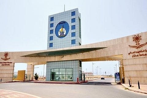 خريجون: جامعة جازان أخلت بعقود "الدبلومات الصحية"