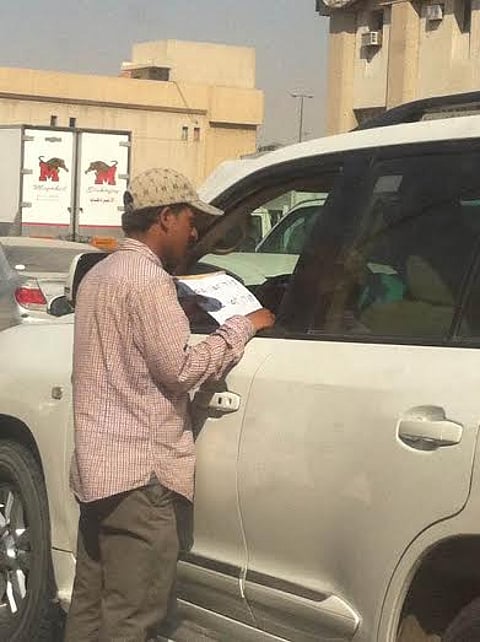 عمالة يمنية بالرياض تبيع شرائح جوال مخالفة