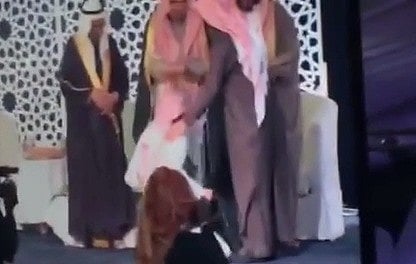 مشهد مبكٍ.."شاب يقبل قدمي أبيه أثناء تسلمه جائزة بـ"بيشة