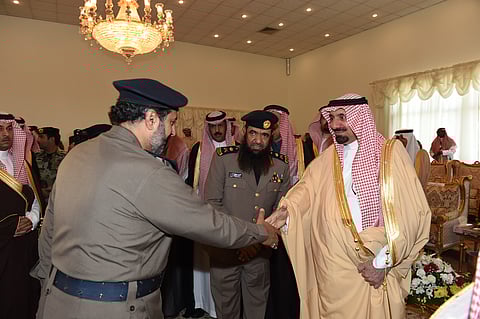 شاهد.. أمير نجران يستقبل المهنئين له في قصر الضيافة