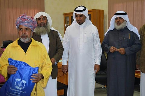 "بر الحرجة" توزع كسوة الشتاء على 170 عاملاً