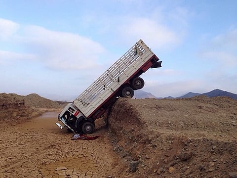 شاهد.. العناية الإلهية تنقذ قائد شاحنة من موت فخّخه إهمال مقاول