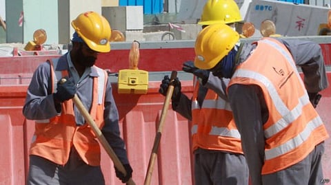 "الجارديان": وفاة عامل نيبالي كل يومين في قطر