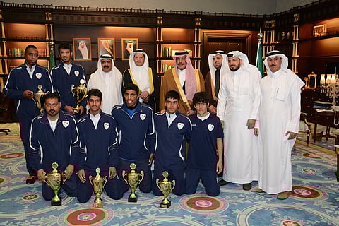 أمير الباحة يتسلَّم التقرير الرياضي لمنجزات نادي العين