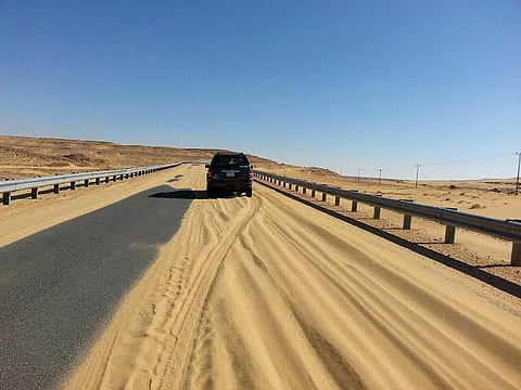 شاهد.. كثبان رملية تغطي طريق مركز أبيط في تيماء