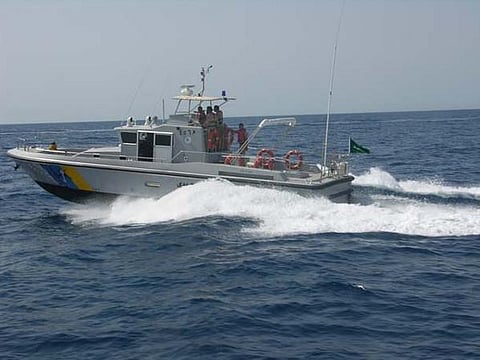 "حدود الشرقية" تنقذ طفلاً جرفه قارب بلاستيكي داخل البحر