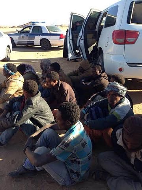 دوريات أمن بيشة تحبط تهريب 21 مجهولاً