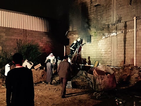 "مدني سكاكا" يسيطر على حريق في مستودع لقطع الغيار