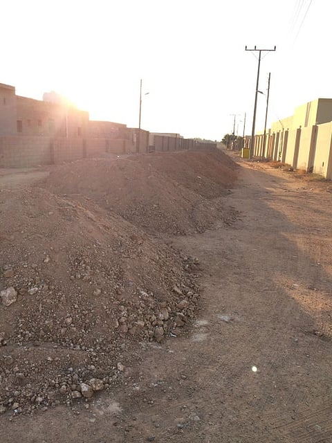 بالصور.. حفريات مشروع سفلتة متعثر تحاصر منازل المواطنين بحائل