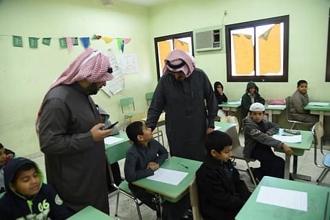 مدارس عسير تستقبل طلابها بالوجبات والورود في أول أيام الاختبارات