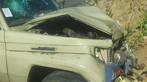 إصابة طالبَيْن ومعلمة بتصادم مركبتين في "كحلا عسير"