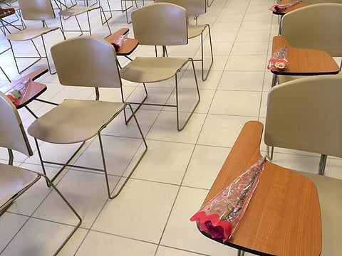 أستاذة بجامعة جازان تستقبل طالباتها بـ"الورد" قُبَيل الاختبار في مادتها