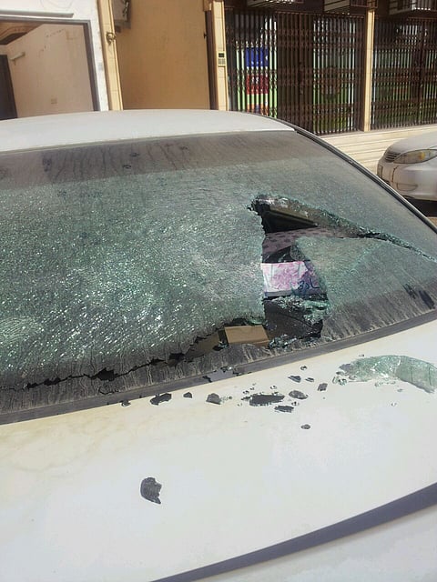 "مجهولون" يهشمون زجاج "مركبة معلم" في "سنام الرويضة"