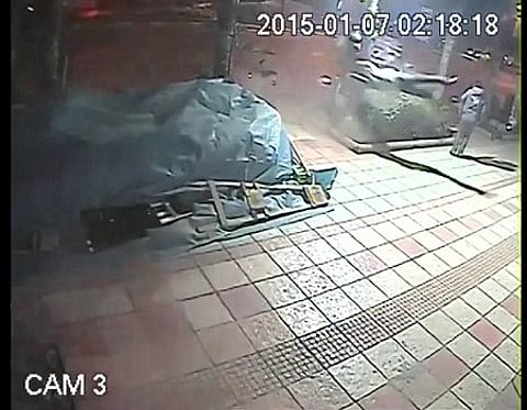 بالفيديو.. نجاة إيراني بعد أن قذفته سيارة مخمور عدة أمتار في الهواء