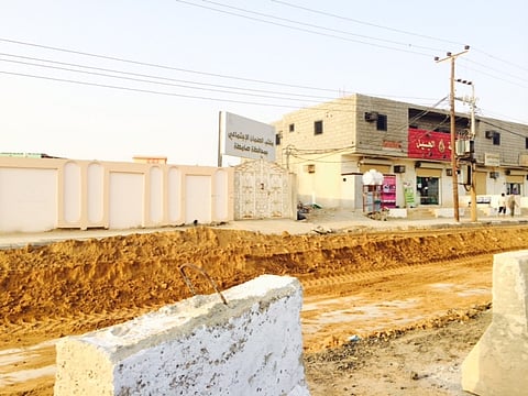 بلدية "صامطة" تبدأ في إصلاح وتسوية الطريق الدولي من الحفريات