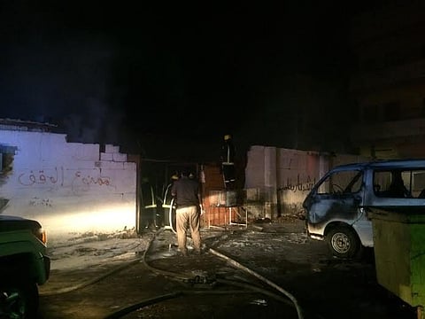 بالصور.. "مدني ينبع" يكافح حريقاً في سكن عمال بحي الأربعين