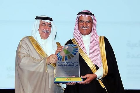 وزير المالية يكرّم STC على رعايتها ملتقى التنمية الصناعية