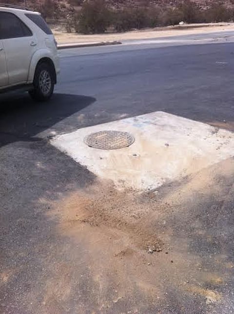 "مياه بلقرن" تلزم مقاولاً بتغطية حفرة صرف مكشوفة