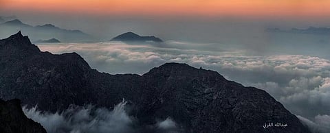 شاهد.. جبال الشفا ببلقرن تتخطى السحاب