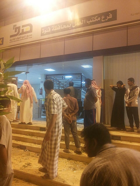 بالصور.. "شاحنة" تقتحم مكتب العمل بـ"قلوة الباحة" ولا إصابات