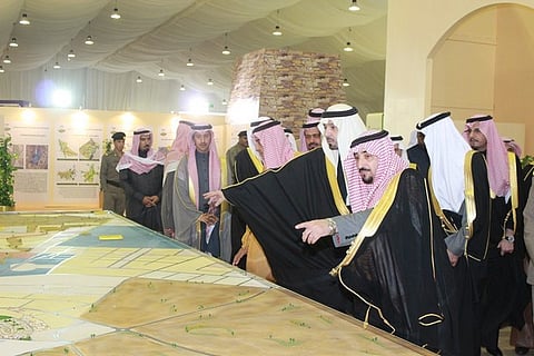 أمير مكة ورئيس "السياحة" يطلعان على مجسم مشروع النقل بالطائف