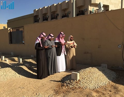 الصلوات تتوالى على قبر الملك الراحل بعيداً عن الأضواء