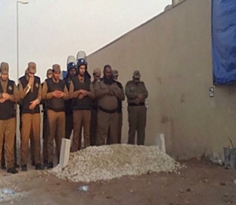 بالصورة.. رجال أمن يؤدون صلاة الميت على قبر خادم الحرمين