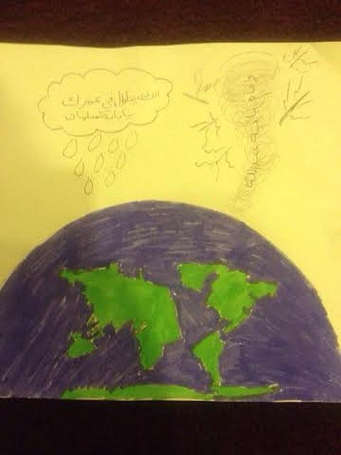 طالبة في المرحلة الابتدائية ببيشة ترسم لوحة فنية لـ"فقيد الأمة"