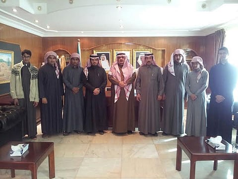 طلاب ثانوية الملك عبدالعزيز بشقراء يقدمون واجب العزاء والبيعة