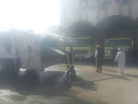 سائق يقود مُعِدة ونيرانها مشتعلة ويوقفها أمام "مدني الجموم"