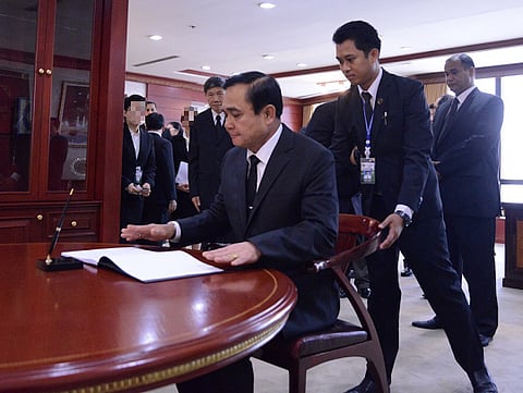 برقية عزاء من ملك تايلند و 3 أيام تنكيس للأعلام حداداً على الملك عبدالله