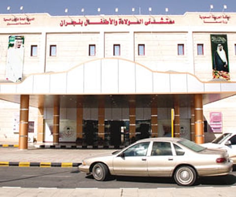 مواطن يتفاجأ بتحويل مولوده الذكر إلى أنثى معاقة.. و"صحة نجران" تحقق