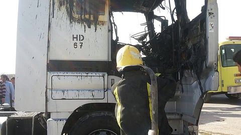 شاهد.. "مدني الرياض" يخمد حريق ناقلة وقود