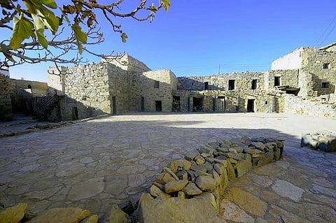 شاهد.. إعادة تأهيل القرى التراثية بالنماص على طابعها القديم