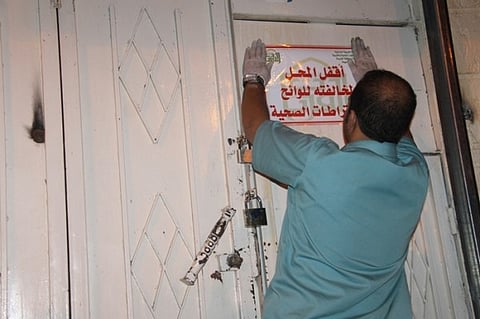 "بلدية القريات" تغلق وتغرّم 20 محلاً خلال حملة تفتيشية