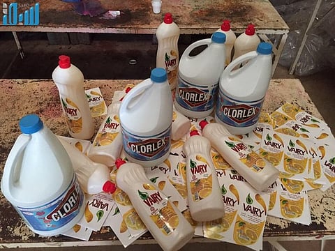 بالصور.. إغلاق مصنع لتعبئة منظفات مقلدة لـ"فيري وكلوروكس"