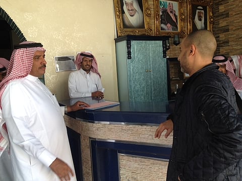 بالصور.. جولة مفاجئة تكشف مخالفات بفنادق وشقق نجران