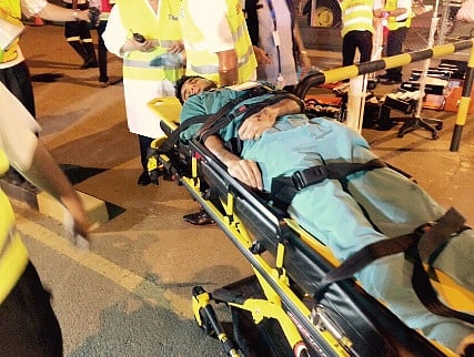 بالصور..إصابة 25 عاملاً في فرضية حريق وهمي بمطار جدة