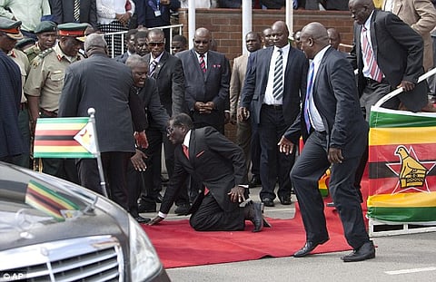 شاهد.. صور سقوط رئيس زيمبابوي التي طلب من الصحفيين حذفها
